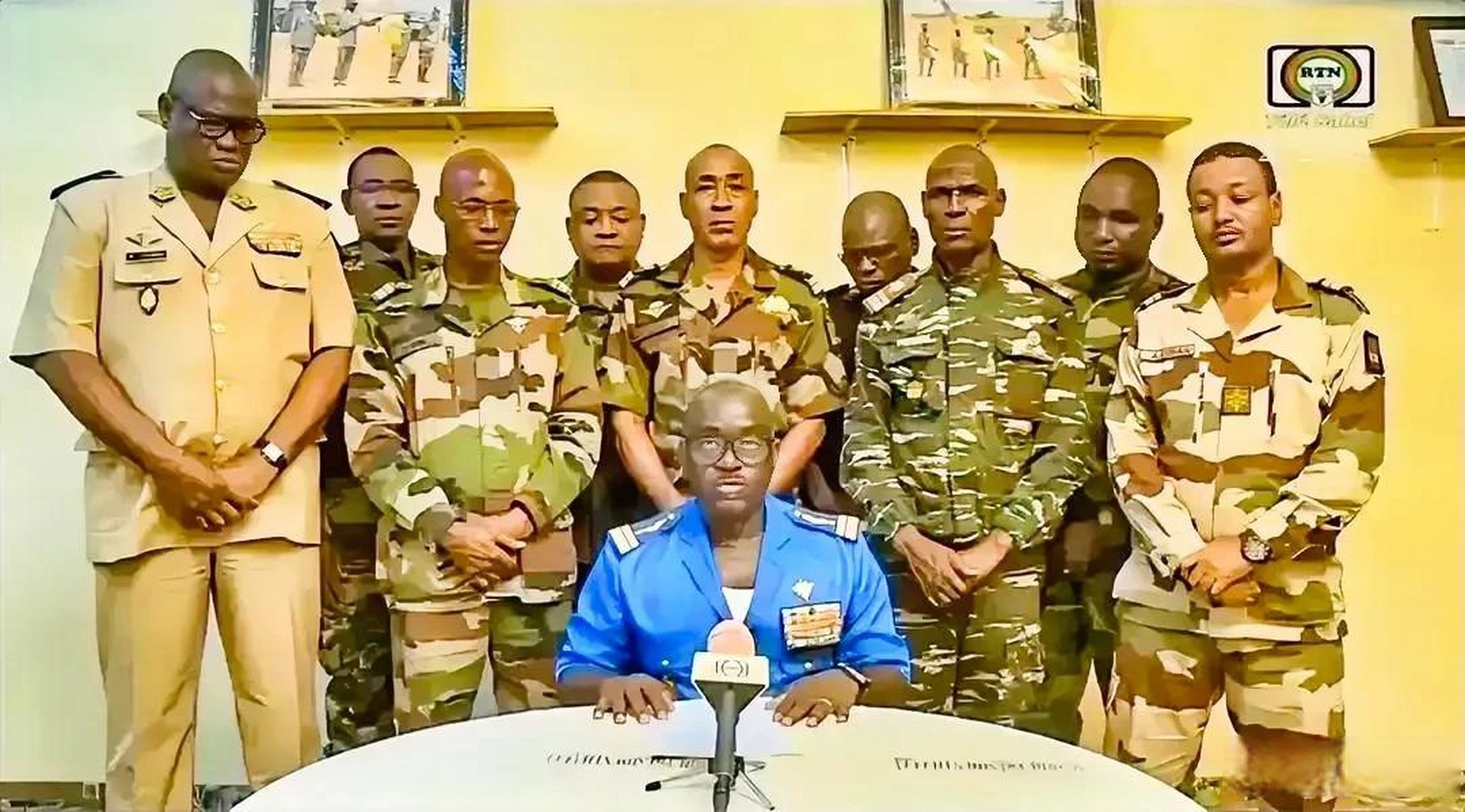 尼日尔总统卫队侍卫长望着总统不屑一顾,心理在想,再过几个时辰就嘎了