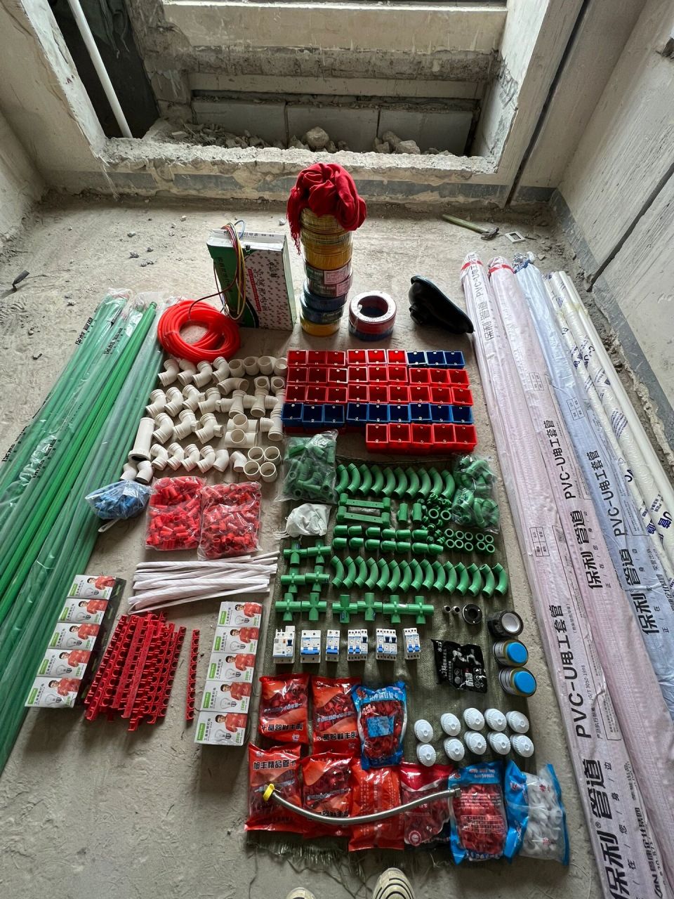 新房水电大家选的什么牌子 今天我买的水电材料进场了,水管我选的是