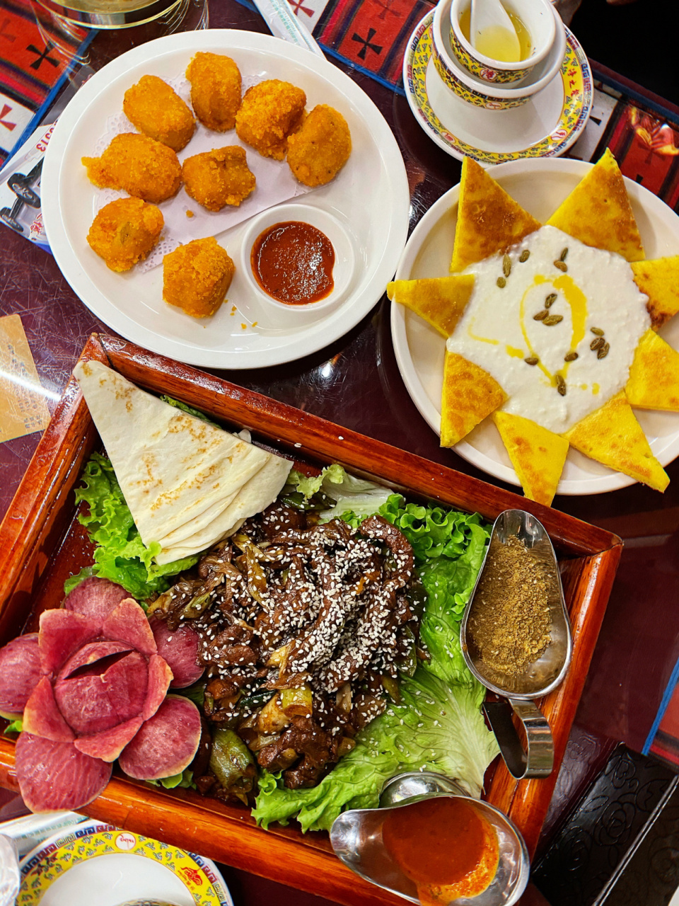 藏餐吃这一家就够了 拉萨第一晚的藏餐 在一个破旧的居民楼里面 逛完