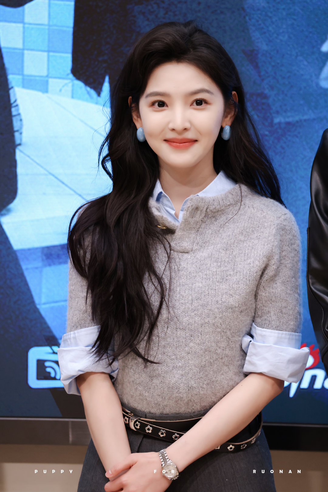 温以凡小苍兰型女主# 章若楠这张脸也太权威了灰色打底针织衫搭配百