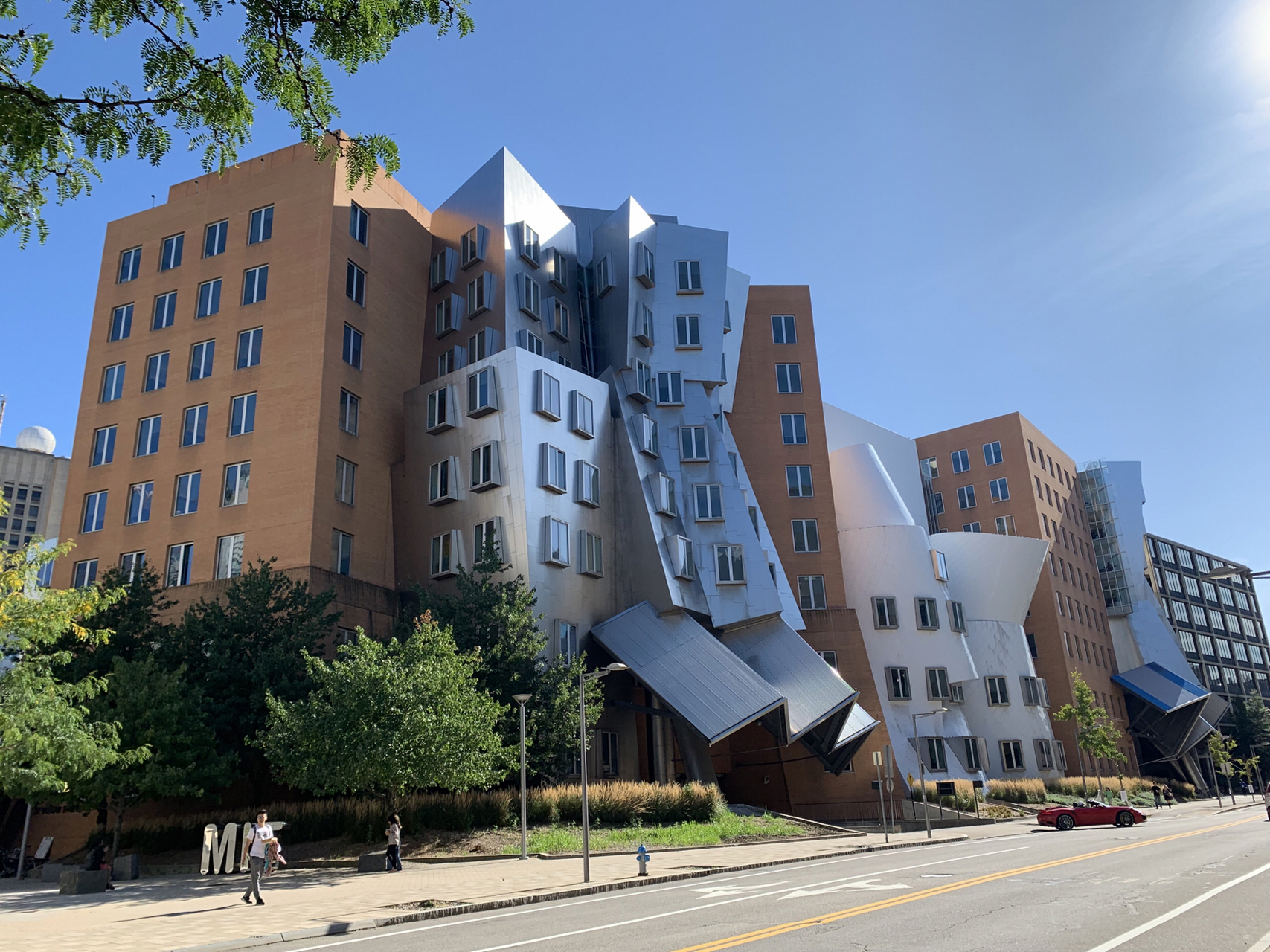 mit 麻省理工学院 mit位于美国麻州剑桥市,距离哈佛大学步行20分钟的