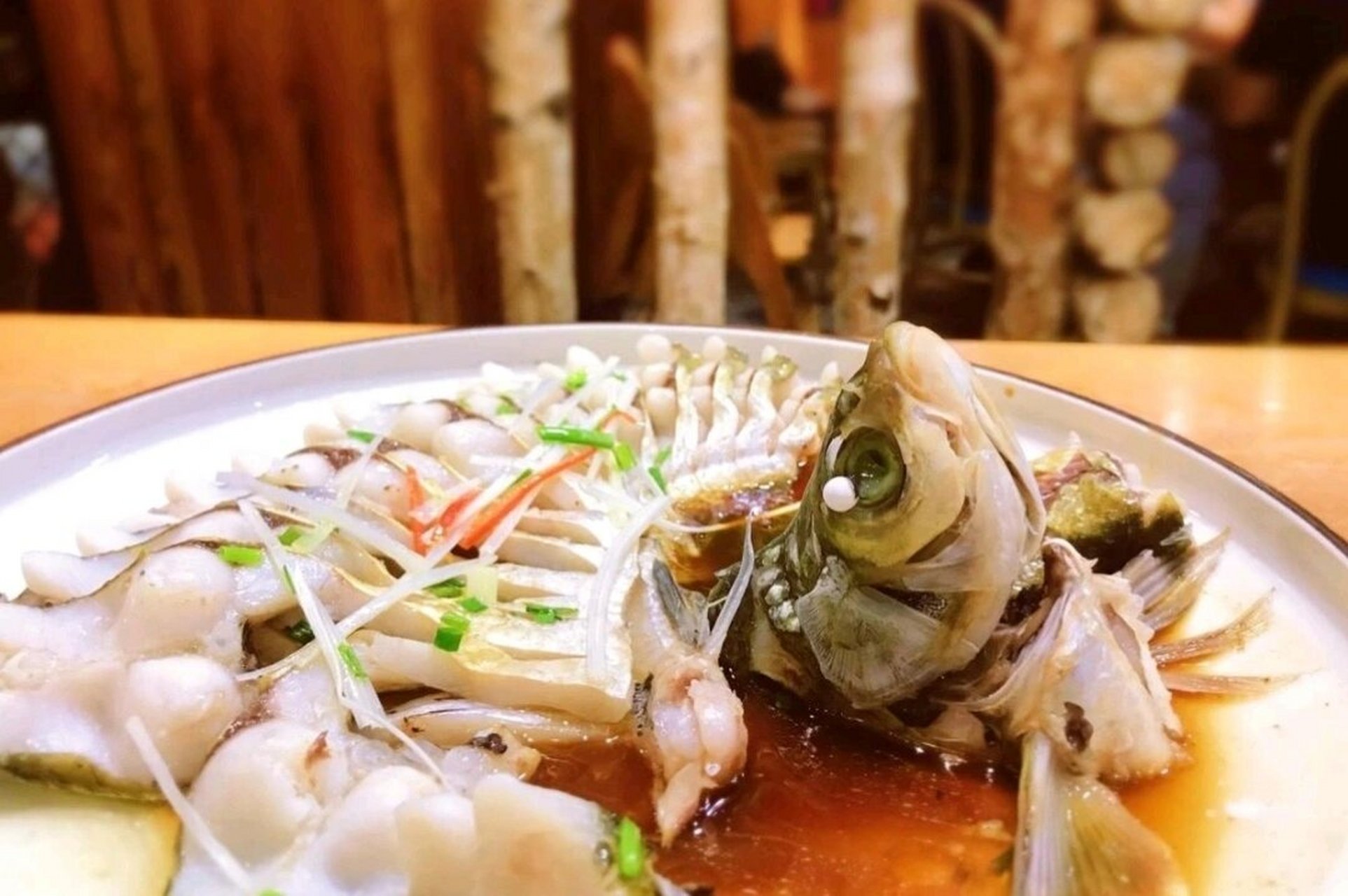 松花湖三花一岛鲢鱼汤 吉林市是依江而兴的城市,紧邻松花江,鱼类资源