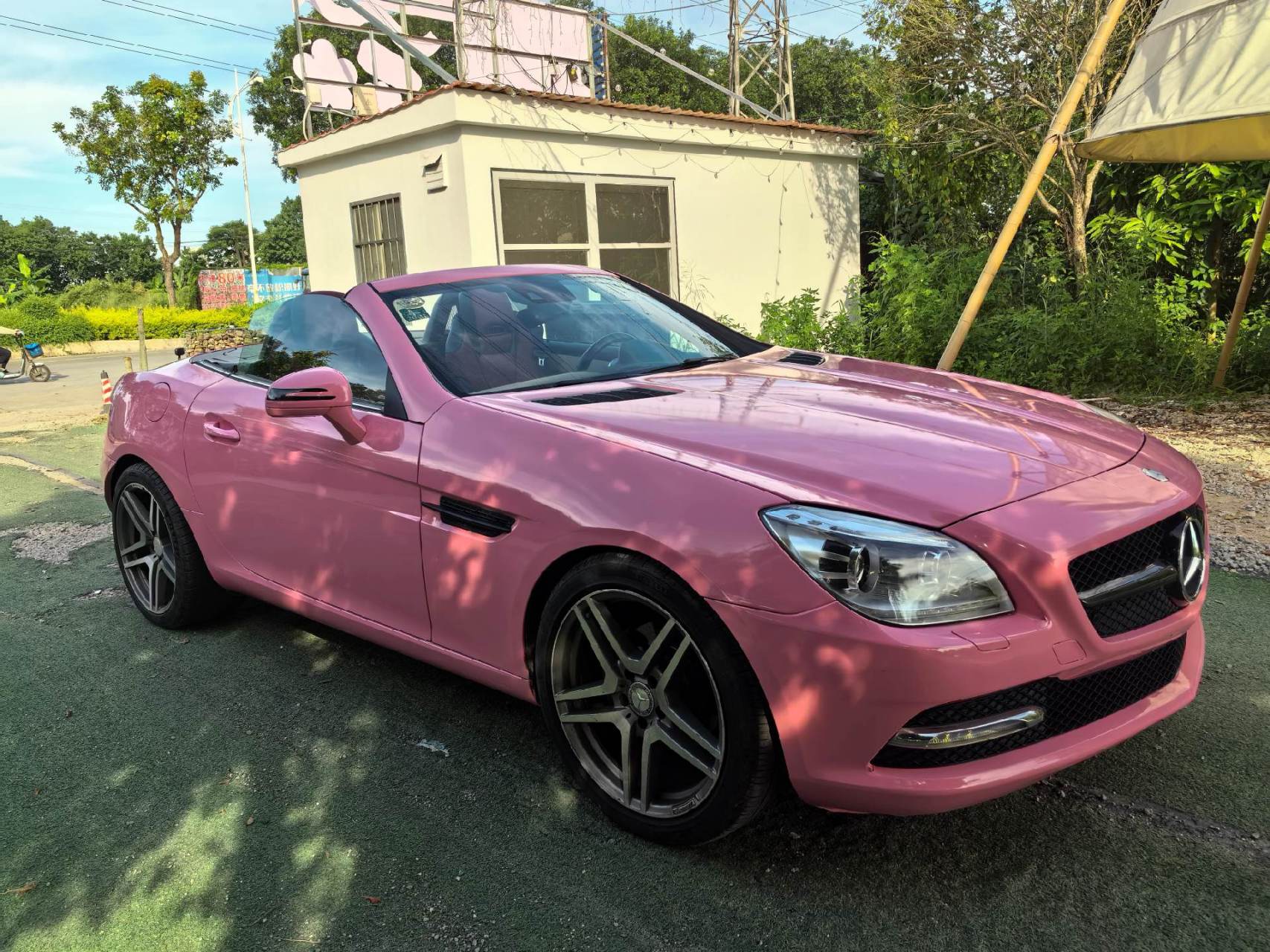 15年奔驰slk200,两门两座硬顶敞篷跑车,把妹神器,新车指导价58.8w,1.