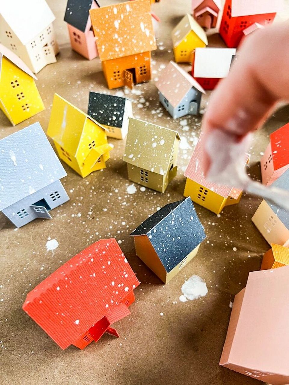 这次找到了迷你的立体纸房子 	 也是简单的手工 制作方法: 1