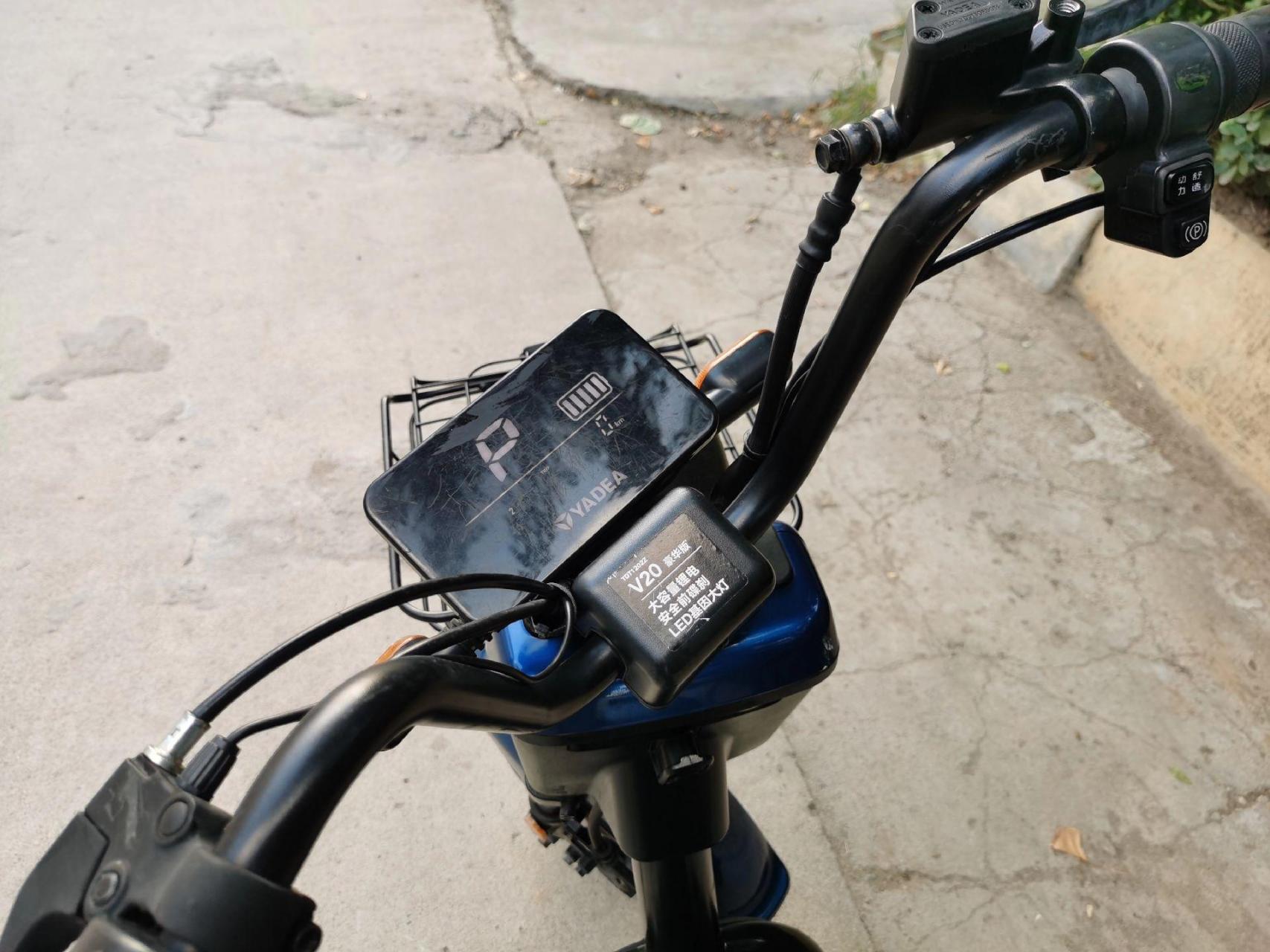 雅迪v20豪华版,48v20a锂电池,续航三四十公里,前碟后鼓刹车,液晶仪表