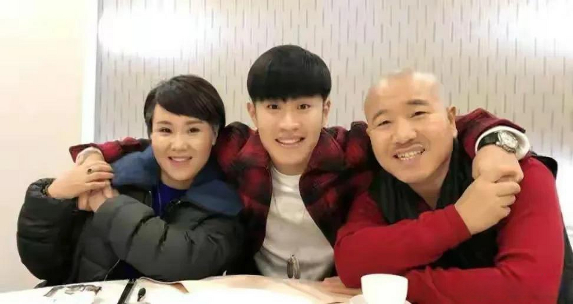 这两天总是给我推刘能的儿子王亮结婚之事,比如某某明星随礼上百万,十