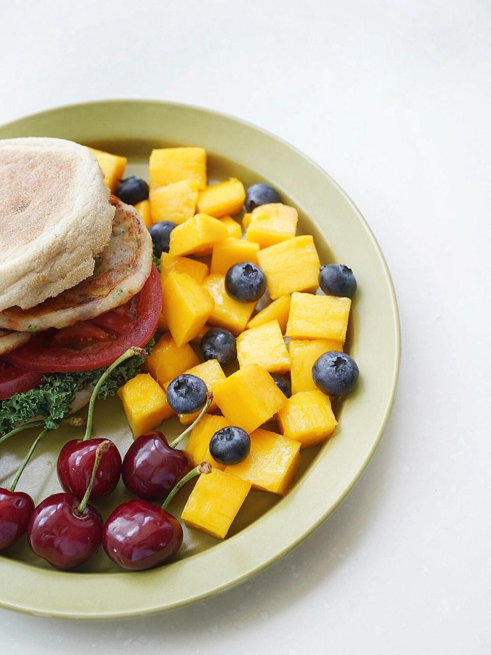 今日食材: 全麦英式麦芬面包胚92 羽衣甘蓝02 西红柿97 冷冻