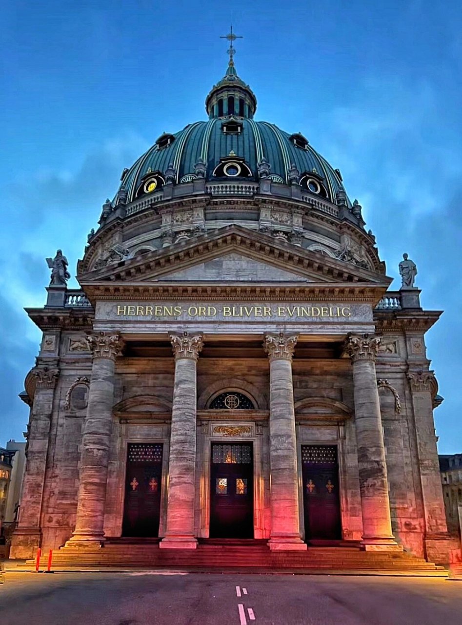 夜幕下的腓特烈教堂:丹麦最大的穹顶教堂 腓特烈教堂,又名"大理石教堂