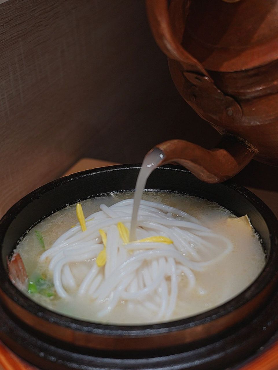 云南过桥米线的前世今生你知吗?!  来云南,不吃上一碗吃过桥米线就像