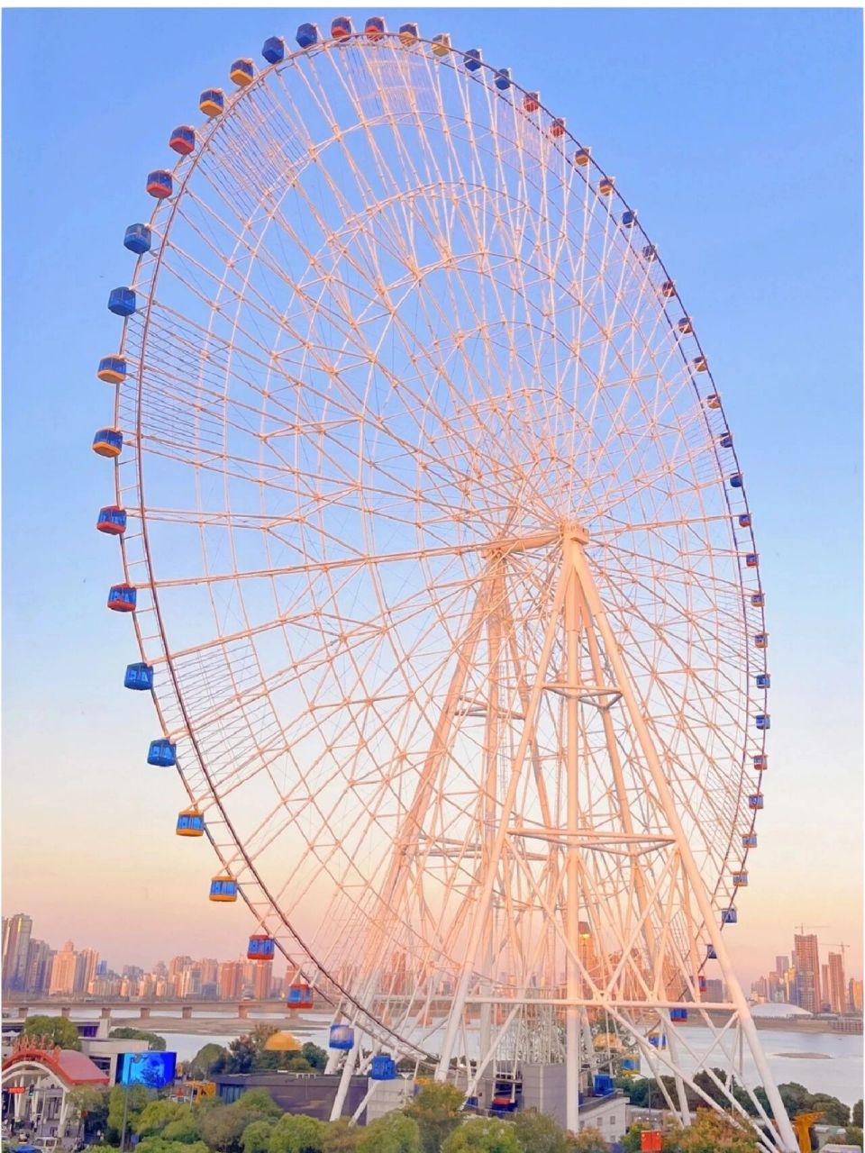 那就是拥有世界第三,中国第一的"南昌之星摩天轮"咯!