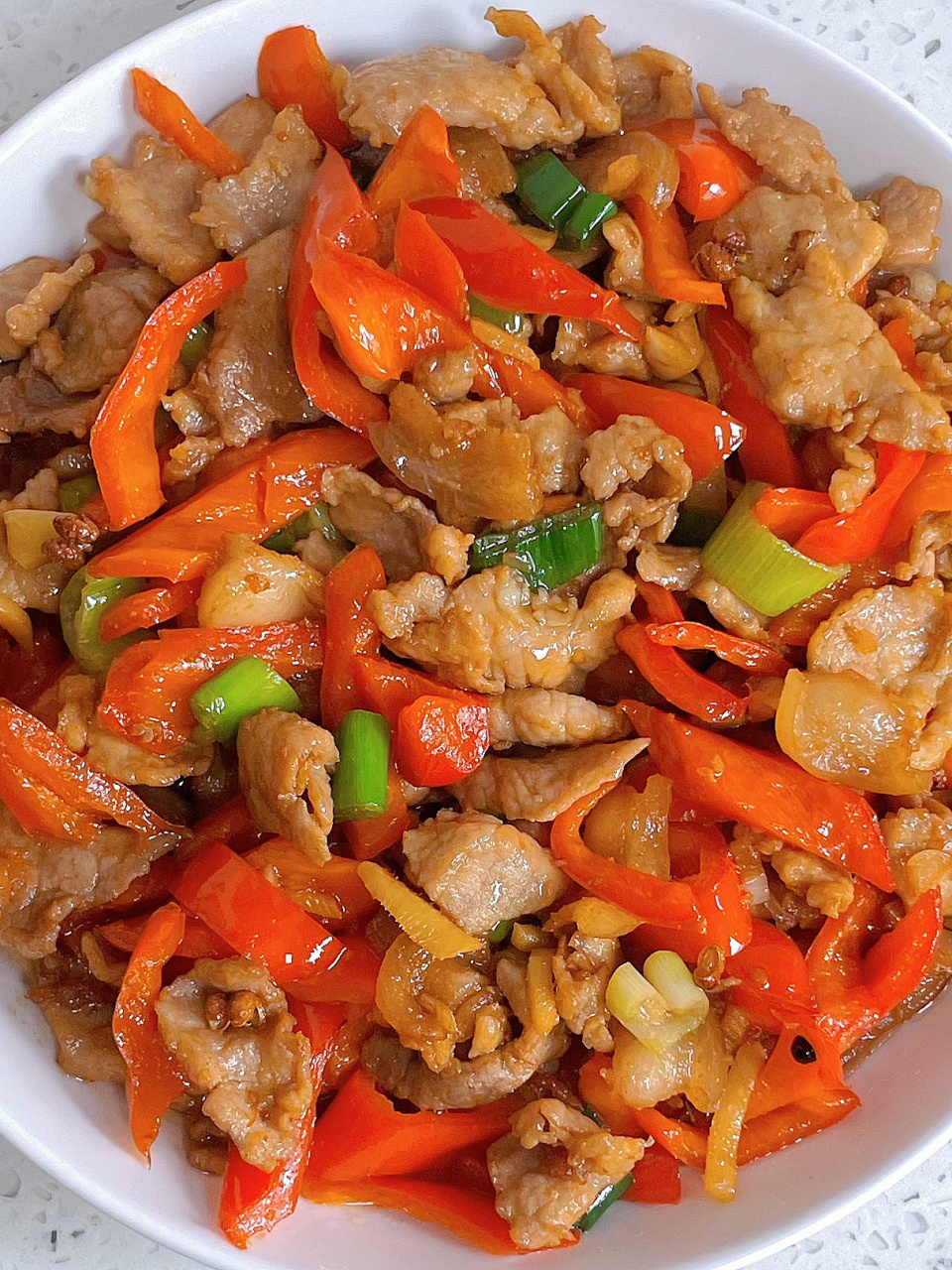 红椒炒肉这也太下饭了75157515 食材:猪腿肉,大红椒 调料