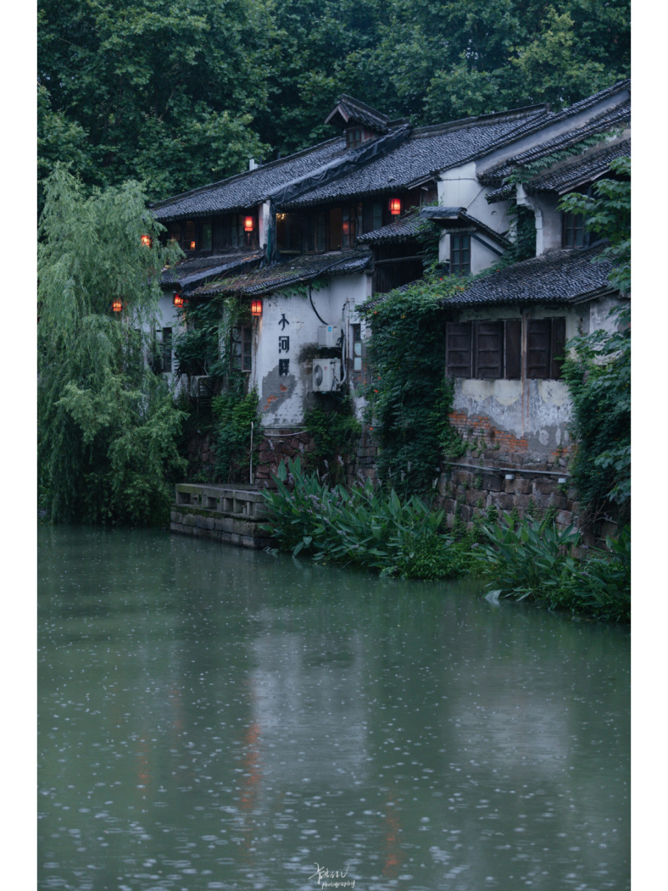 " 烟雨中的杭州,更有江南的韵味了. .
