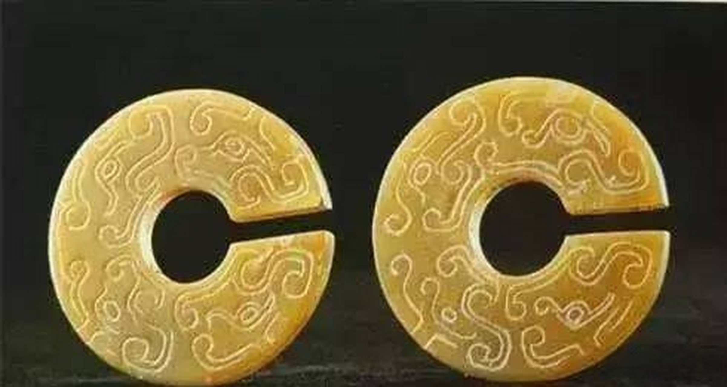 古玉超话西周的龙纹玉玦,单个的能见到,但一对的就罕见了.