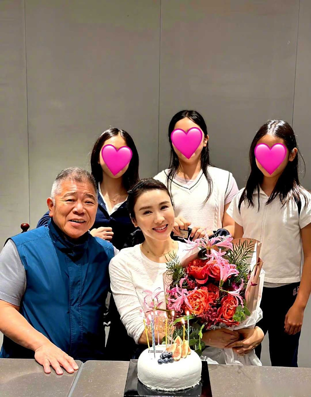 黎姿晒一家人为自己庆祝生日的合照,黎姿都已经52岁了,曾经的香港美女