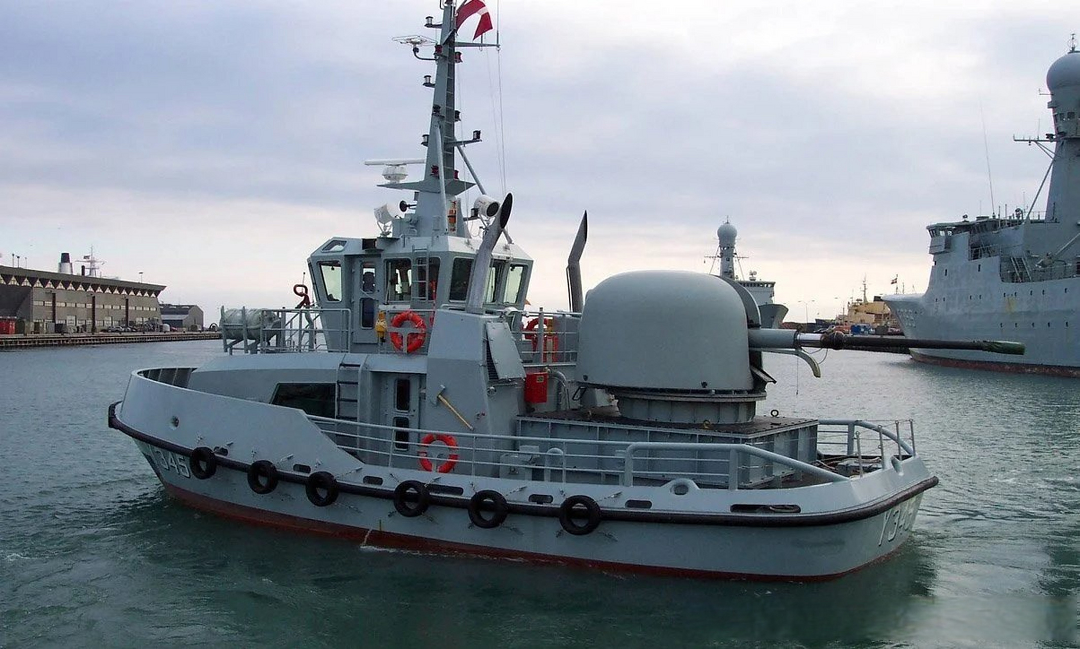 丹麦海军"阿尔辛"号拖船,后甲板安装了一座奥托梅拉拉76毫米炮,不过这