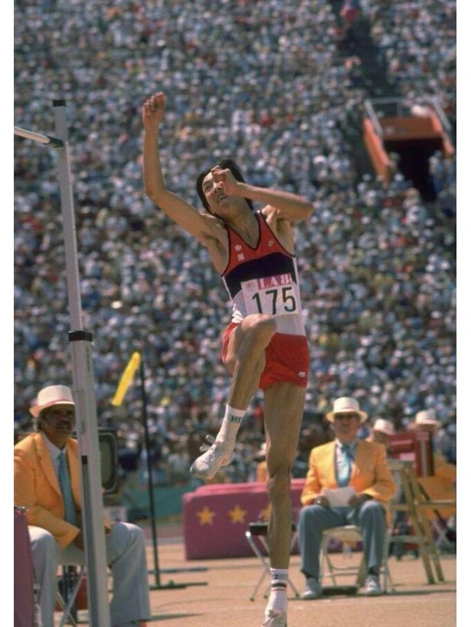 1983年9月22日,朱建华以2.38米破男子跳高世界纪录.