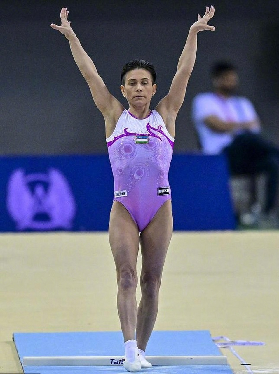 在第10届亚洲体操锦标赛女子跳马决赛中,48岁的乌兹别克斯坦传奇老将