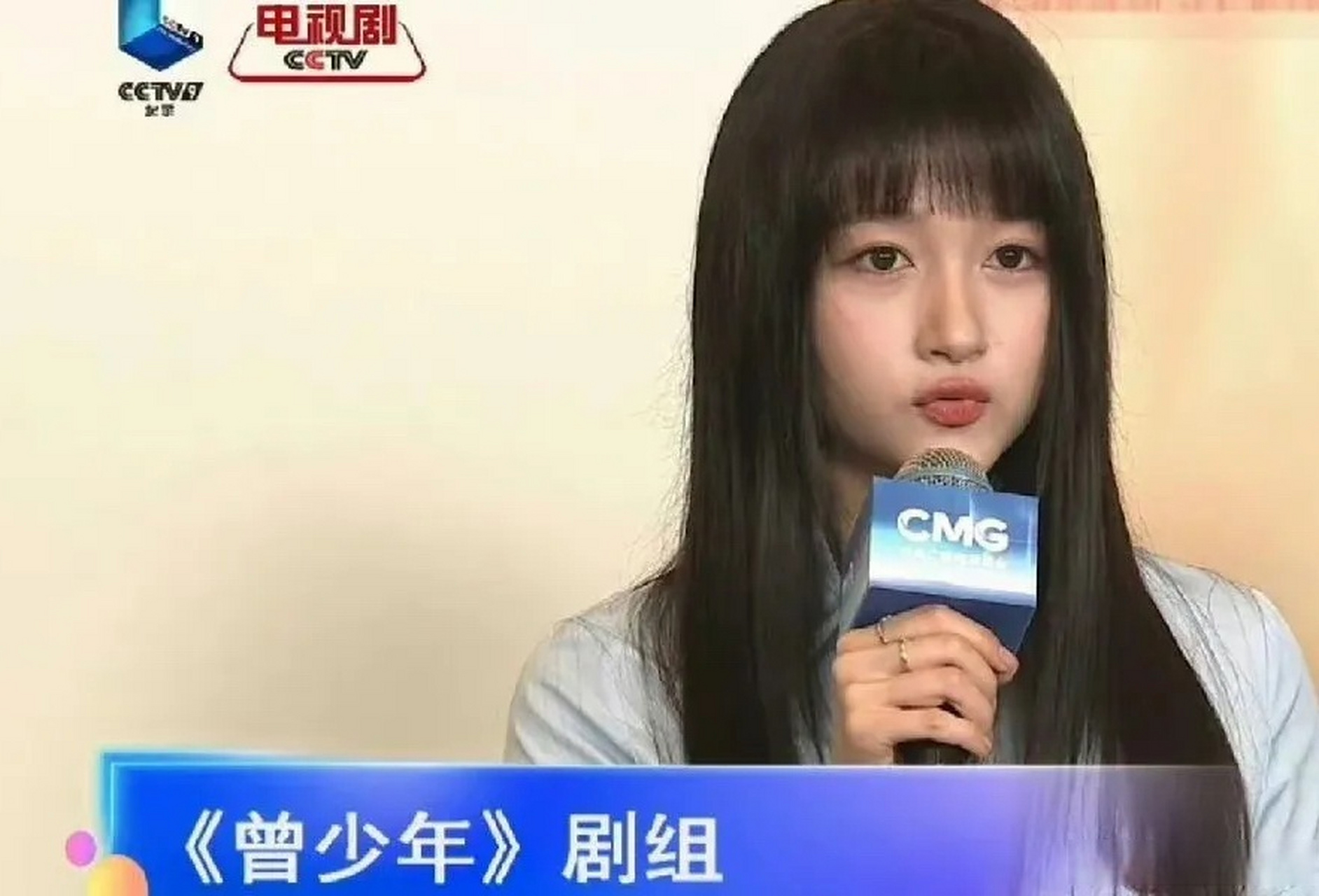 央视镜头下的关晓彤齐刘海造型真的美,有种北京姑娘细腻的美