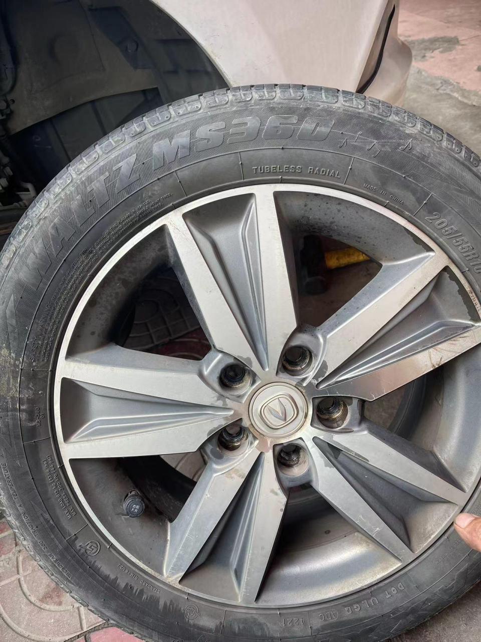 长安逸动车主说帮他补个轮胎,拆了一身大汗,才搞定