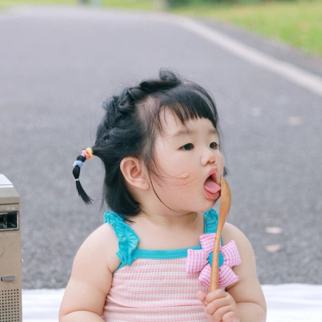 就连吃西瓜的姿势都好可爱哦 分享给大家一起做头像吧