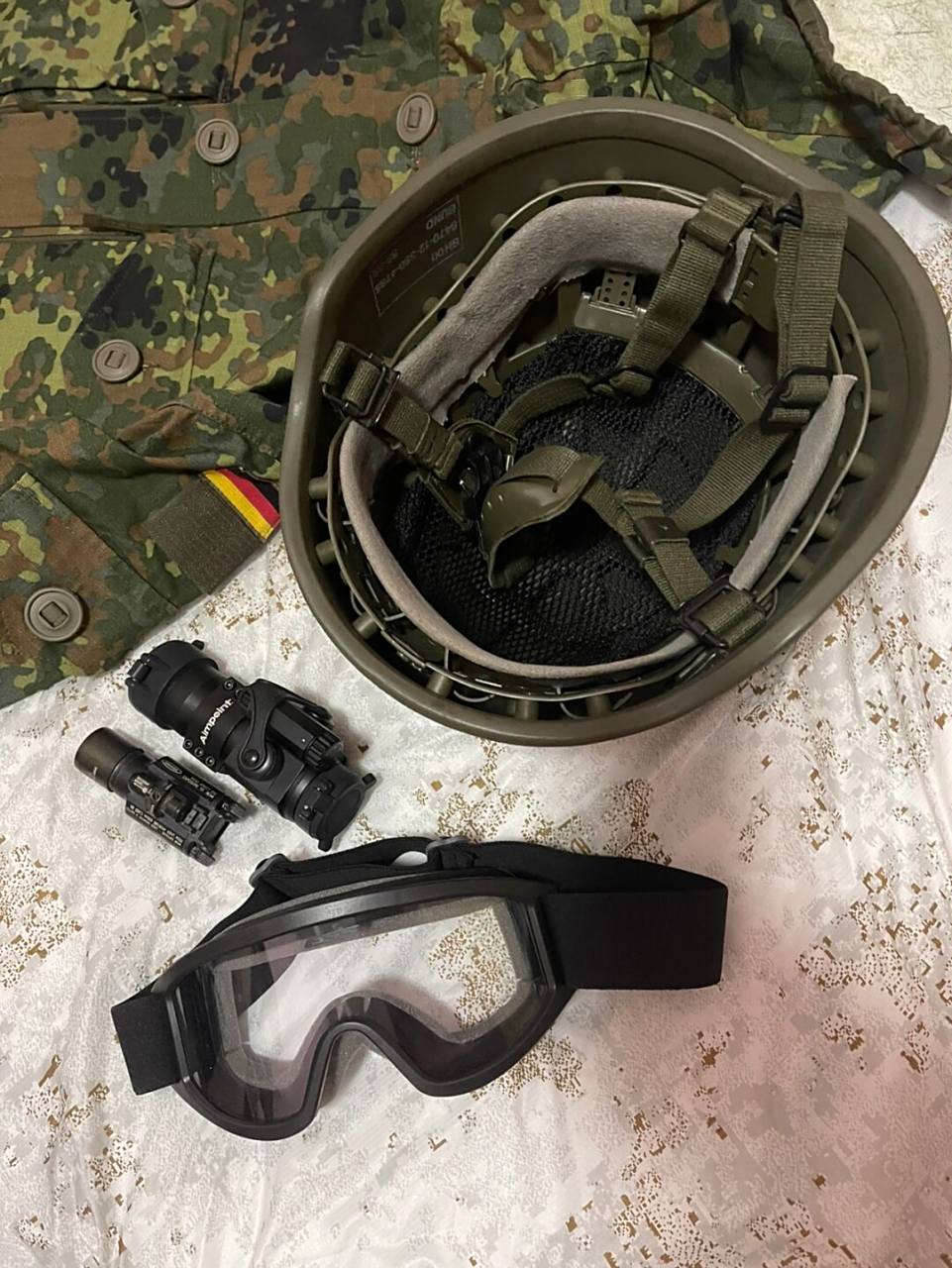 我的收藏——德军ksk特种部队头盔 早期ksk特种兵使用的828伞兵头盔