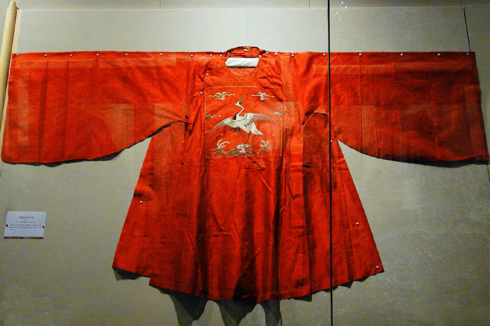 圆领袍自隋唐开始广泛流行,明初圆领袍(元末出现)为窄袖,下身开衩打