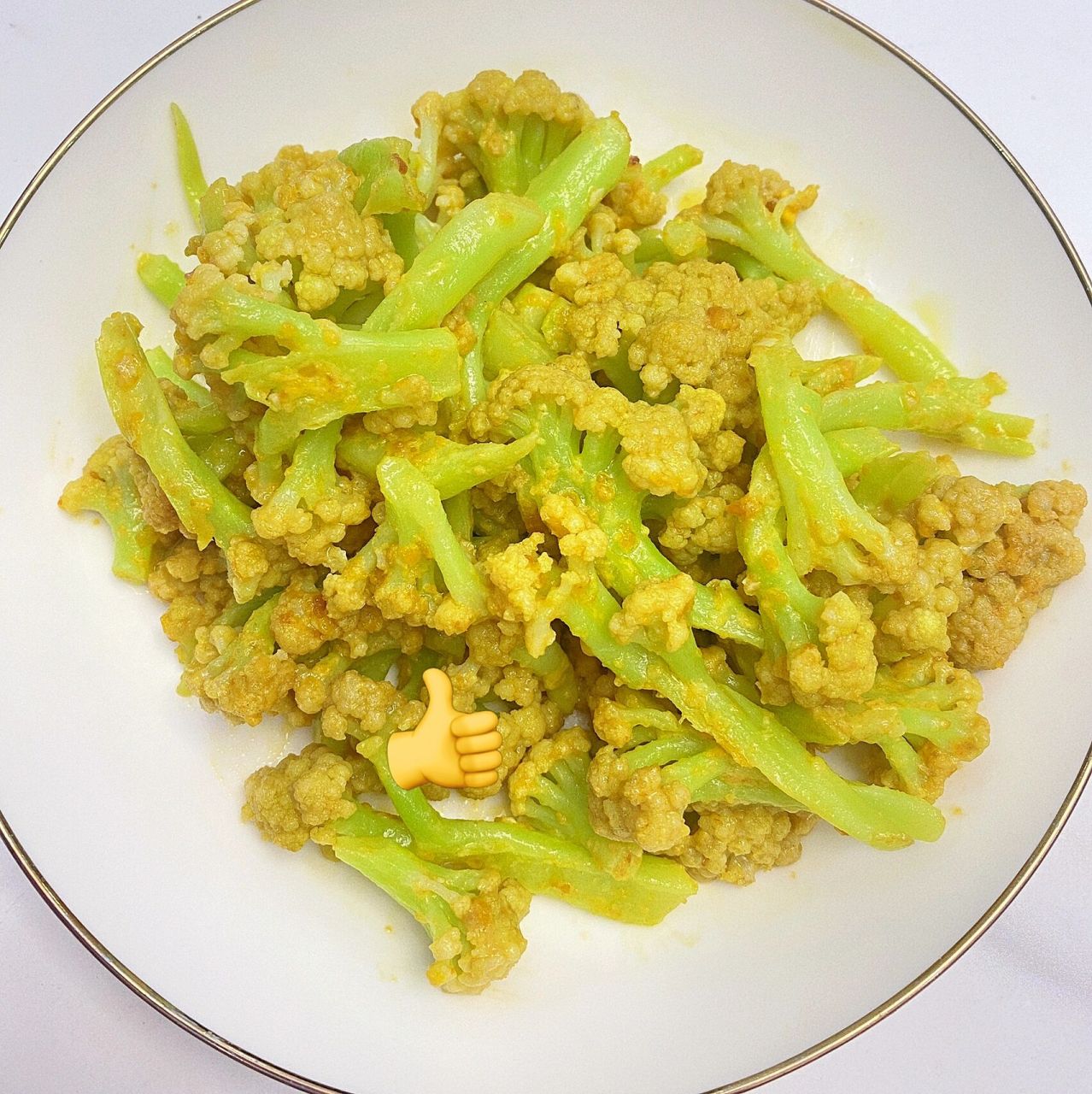 花菜洗干净切成小瓣 2.