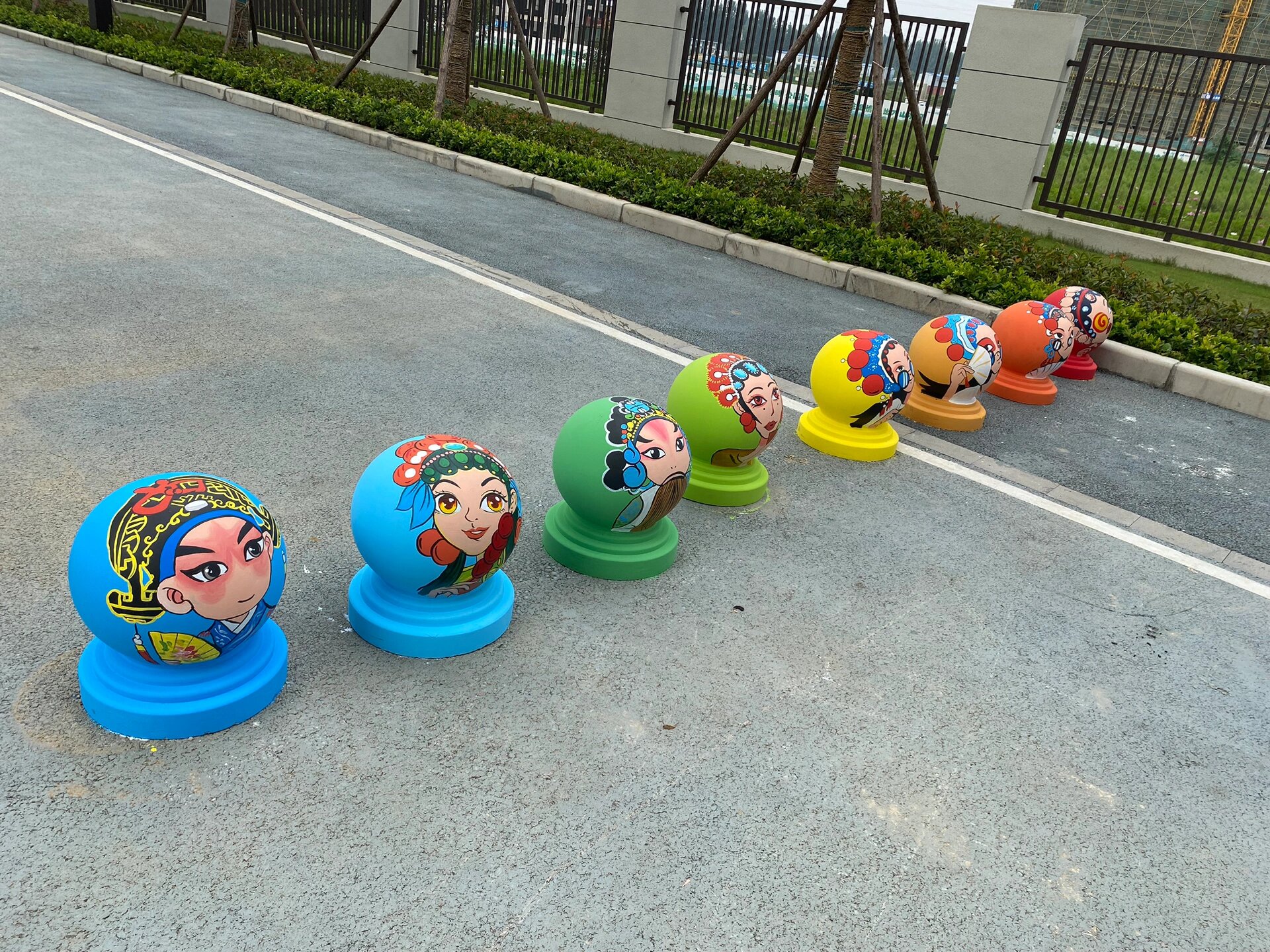 彩绘石墩 价值二百斤的石墩美化后二百  这天坐地上画石墩真的很烫