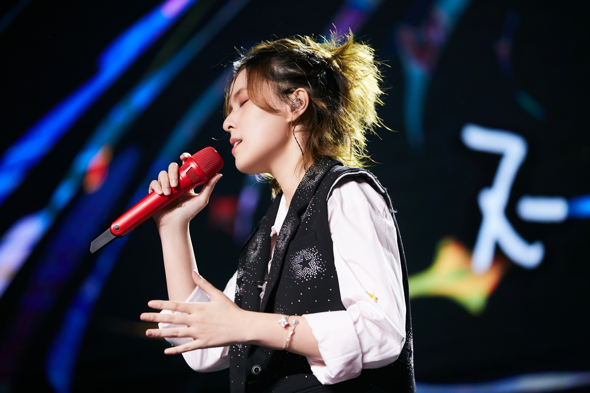 杨芸晴超话#杨芸晴br76念念不忘暖冬音乐会# 日落与繁星,彼此心跳在半