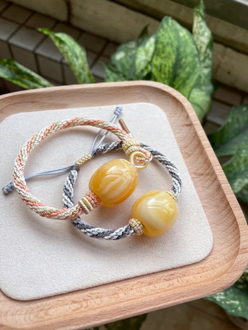 蜜蜡编绳之焦皮料桶珠 编的是轮回手绳 配色很美丽呀 两颗焦皮料都奶