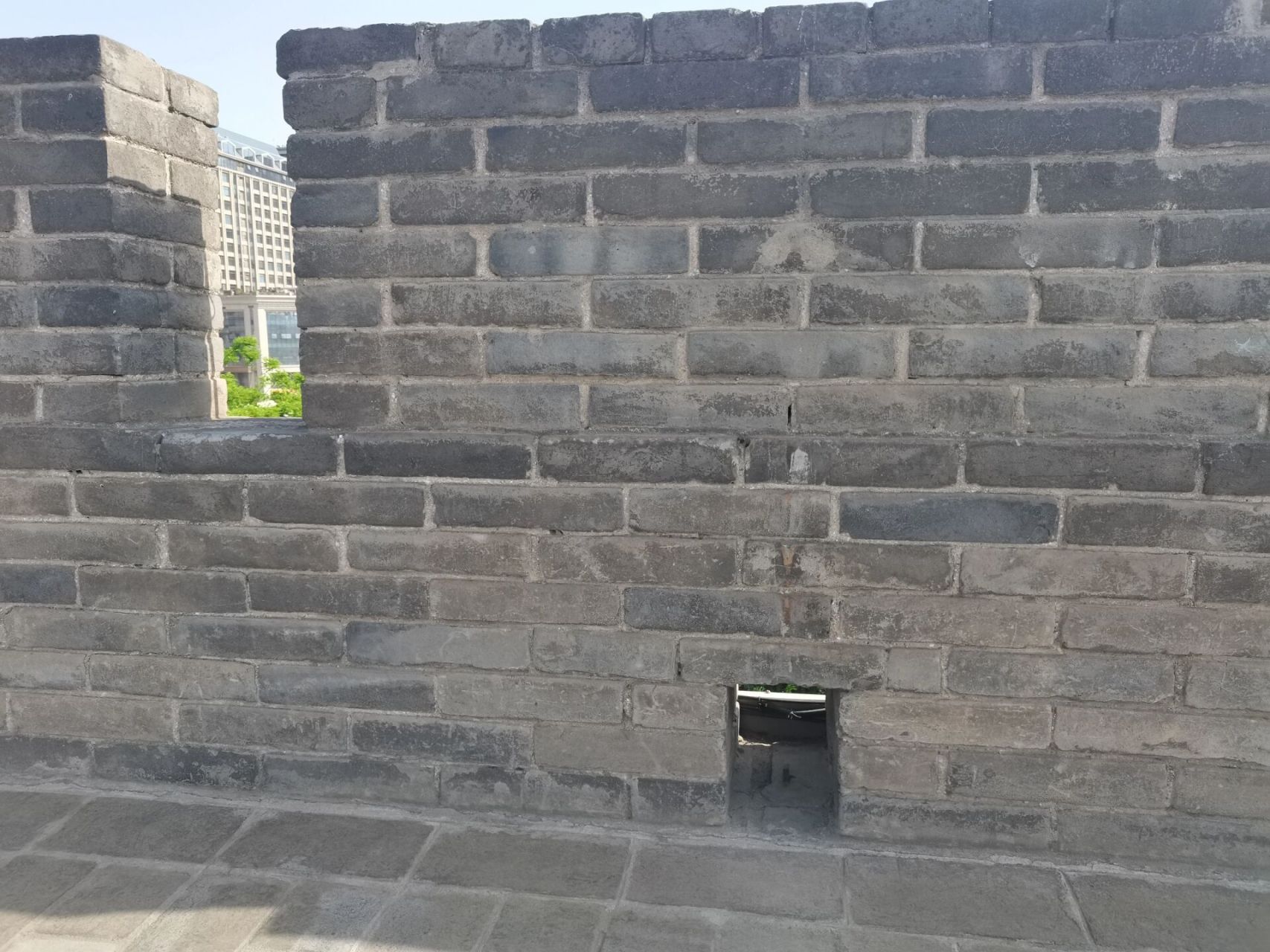 在线求解西安城墙上的洞洞是干嘛的呀?