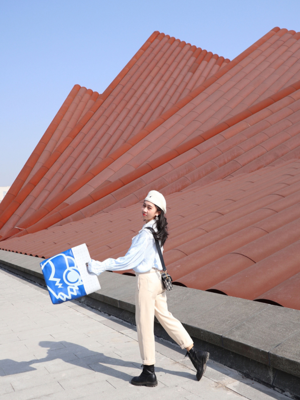 一路飞奔到美术馆打卡 美术馆也太好拍了吧 红顶蓝天太棒了 楼上看见