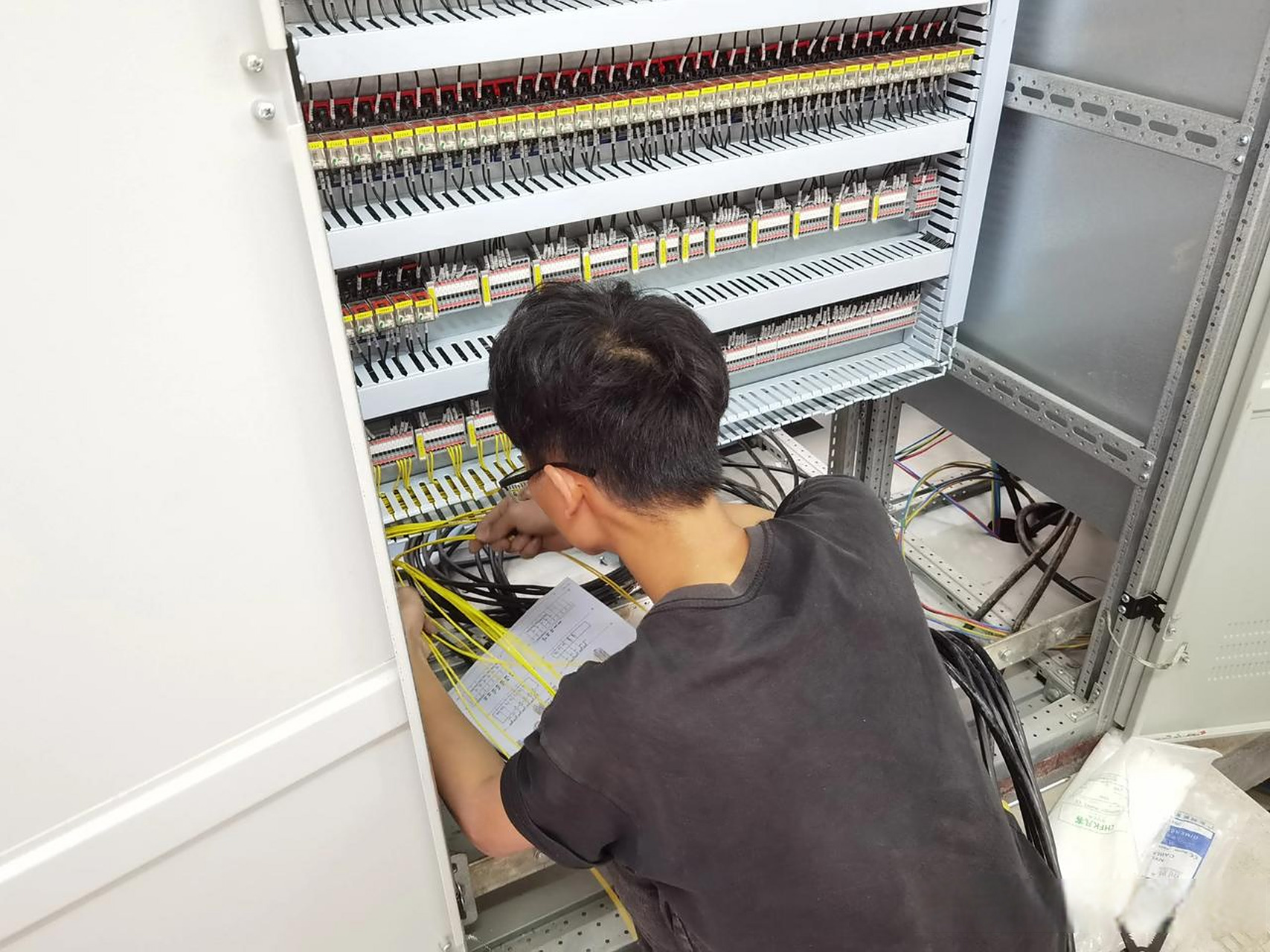 下面这几张照片,几位电气工程师正在安装,调试泵站的plc控制系统.