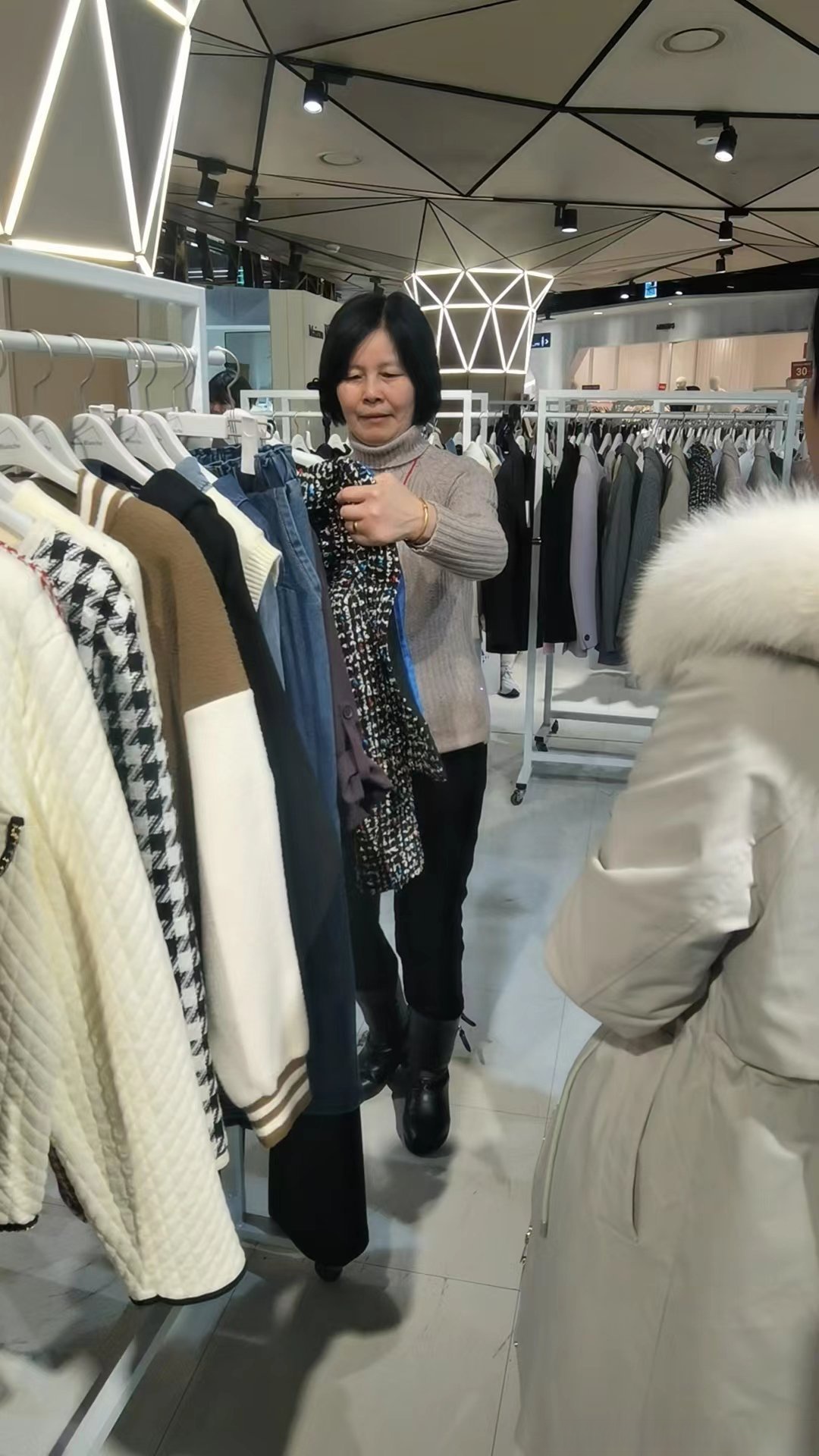 近日,浙江省服饰创意协会携手嘉兴市纺织服装服饰行业协会,与众多优秀