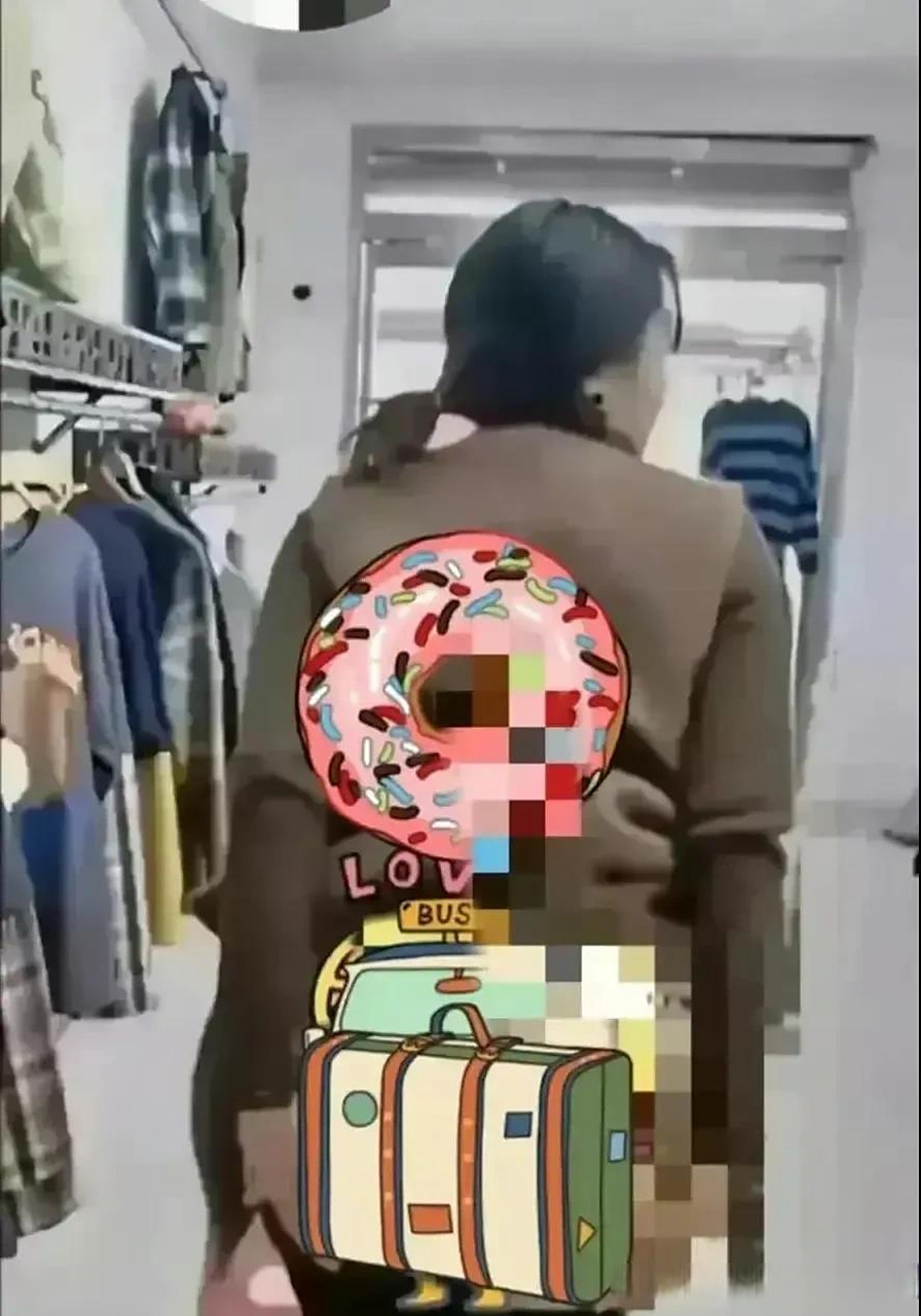 近日,一则服装店老板娘直播时裸露隐私部位的画面被曝光.