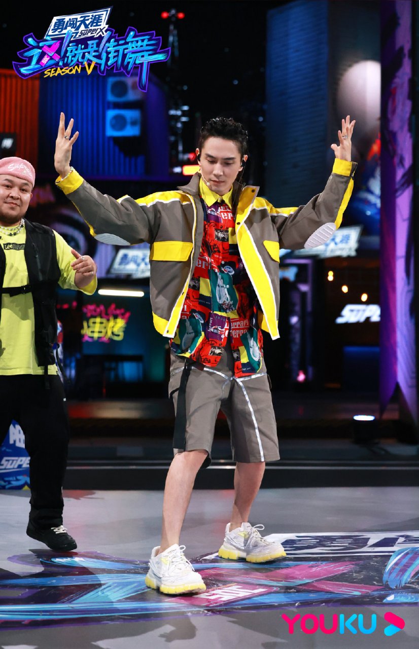承铉 的丝滑舞步,配合音乐精准卡点, 街仔已经跟着摇摆了~#这就是街舞