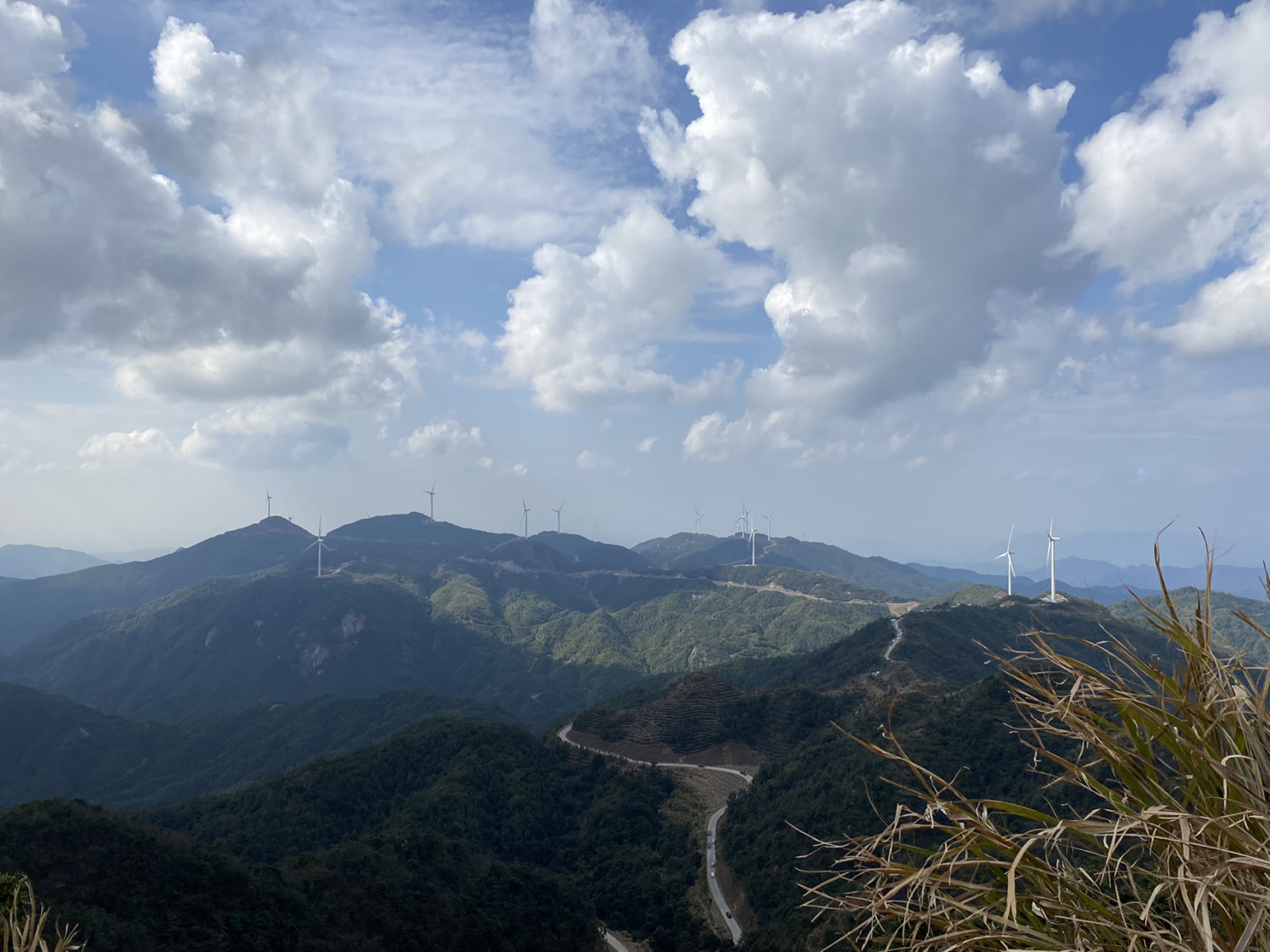 新丰县猴岩风车山 地址:新丰县猴岩 现在知道的人越来越多了节假日人