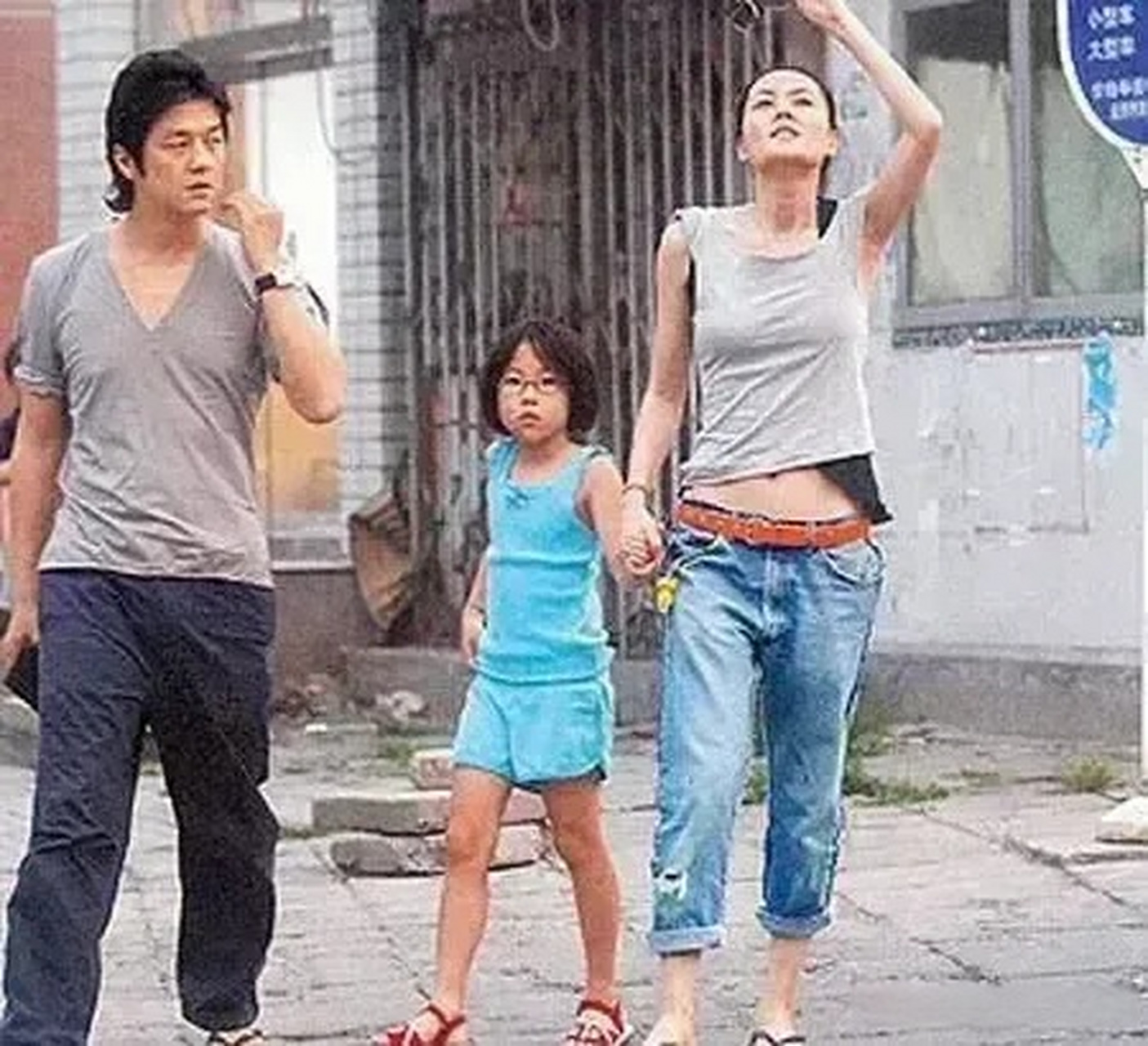 李亚鹏对窦靖童视如己出,看得出来当时两人很恩爱,眼神清澈没有