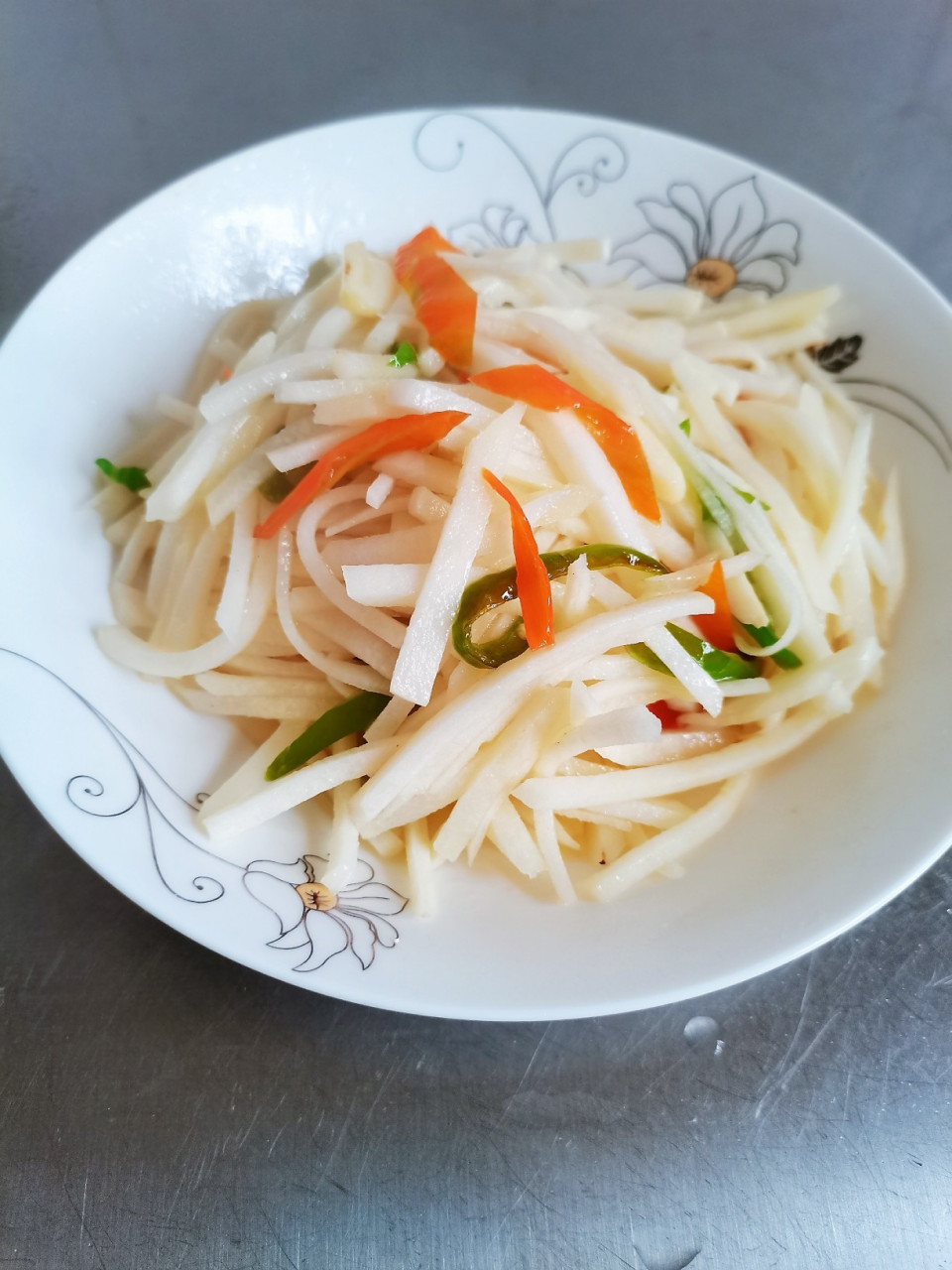 做法:166将凉薯削皮,洗净,切丝,辣椒洗净切丝,蒜瓣切片.