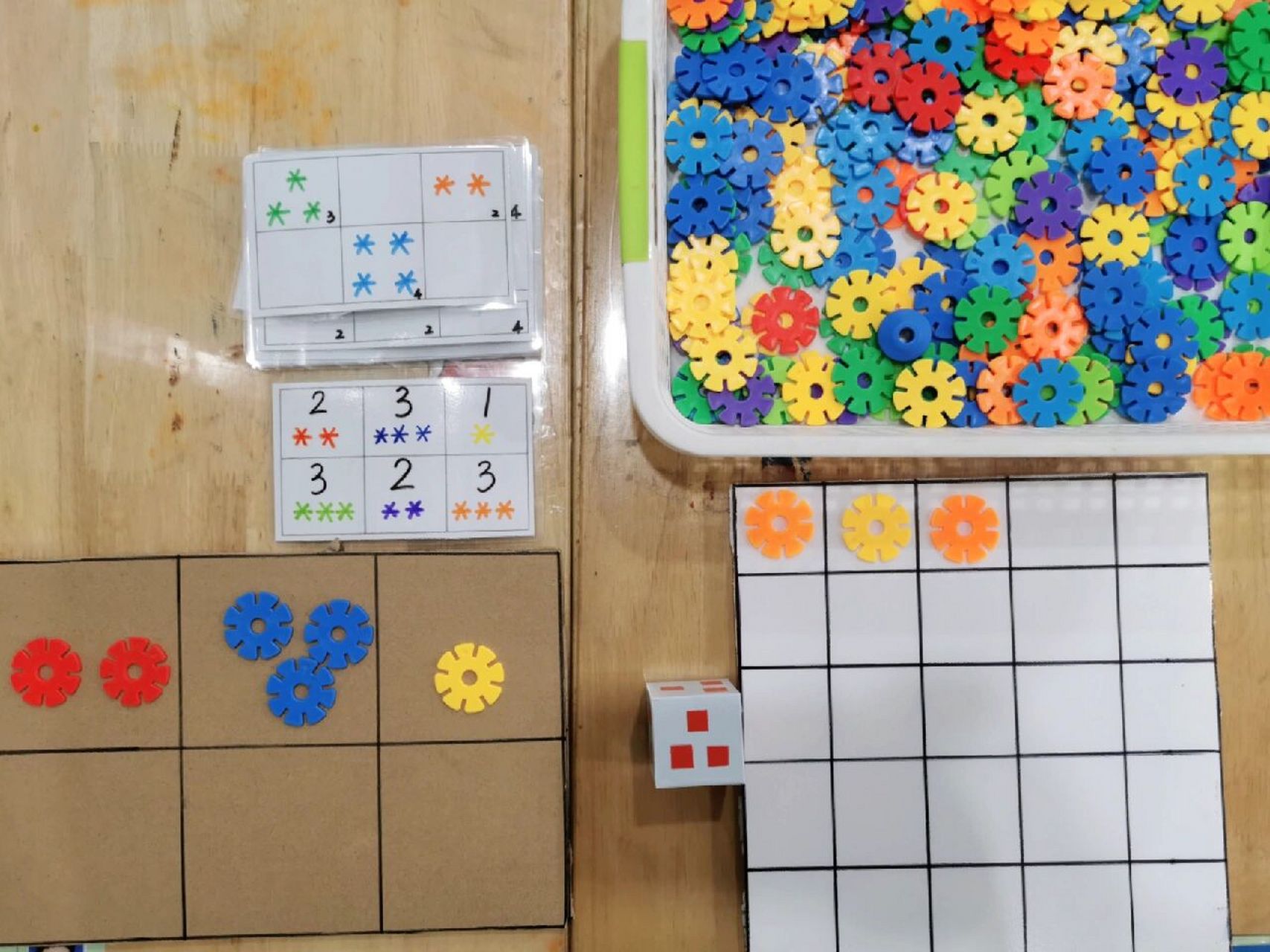 小班益智区 种花 1.按卡片位置,数量,颜色种花. 2.