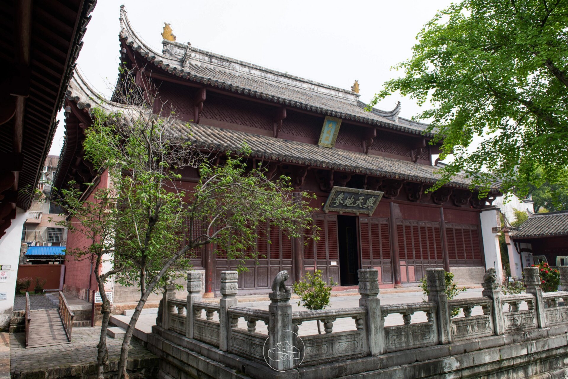 桐城文庙大成殿的「蝴蝶形斗拱」较为特殊,殿内天花形式和简易藻井也