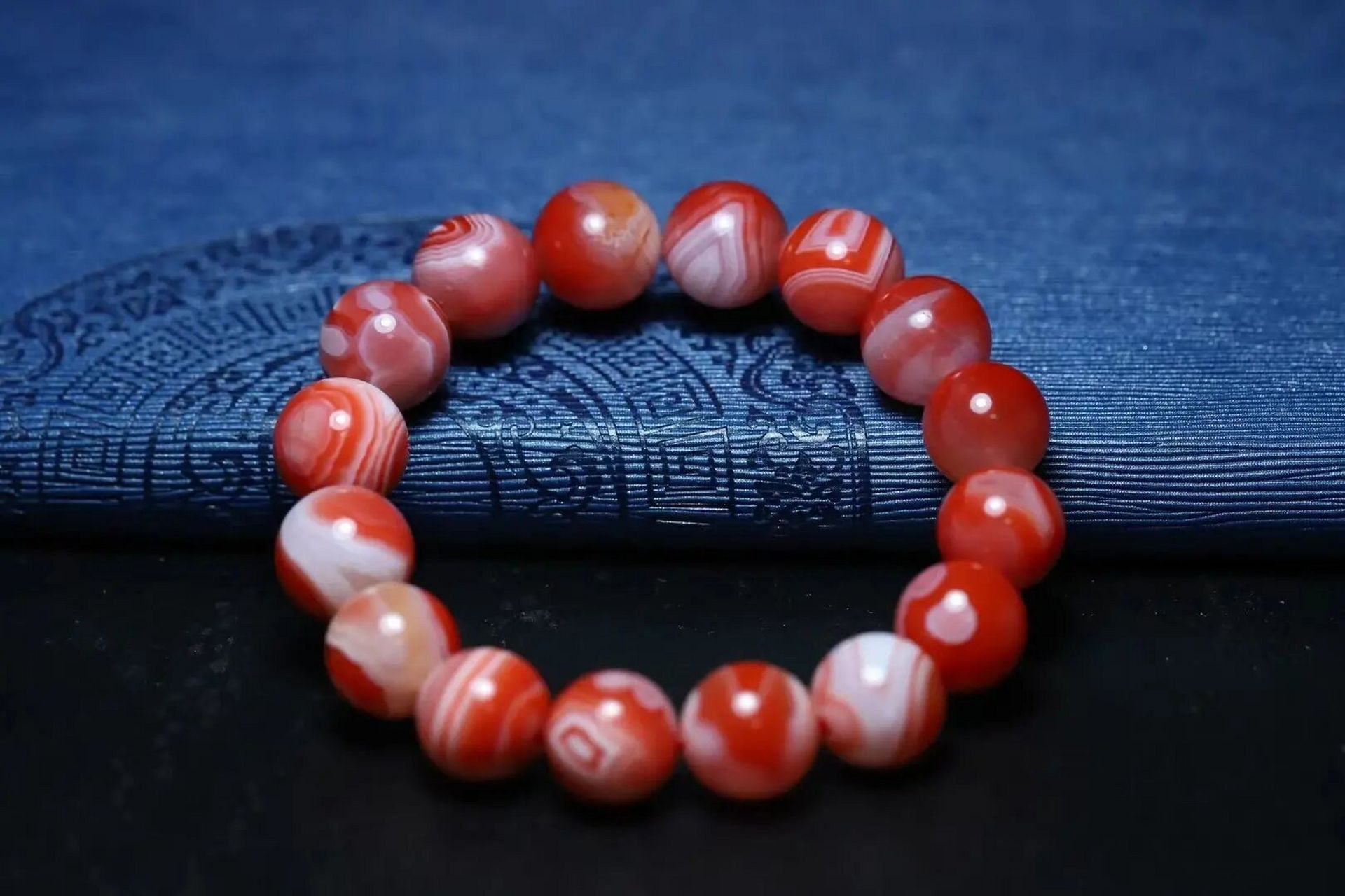 保山南红 保山原矿顶级飘花手串,飘花的手串肯定没有纯肉的值钱,但是