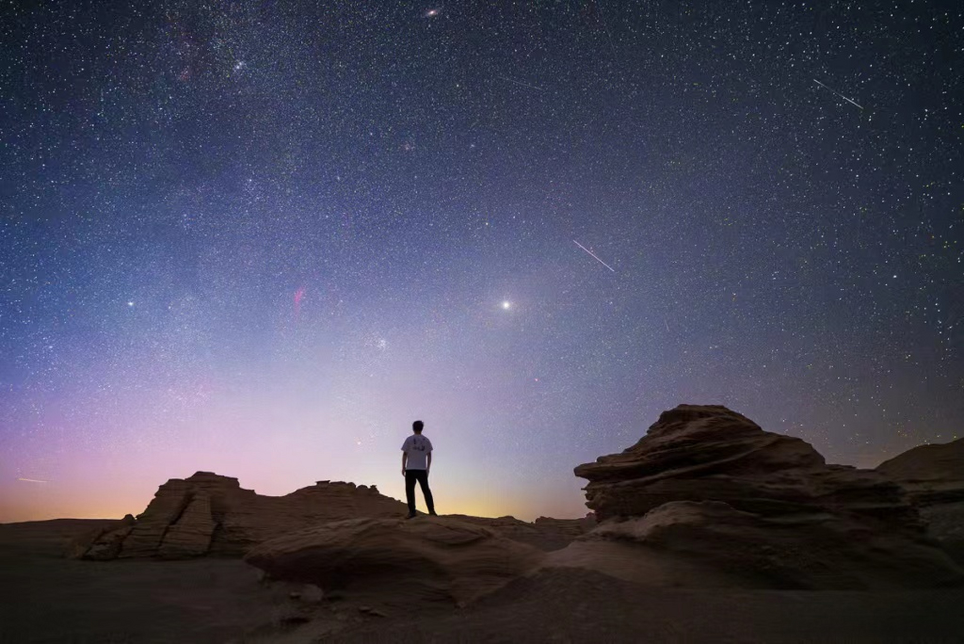 入夜后的星空透明清澈,抬头仰望,星河悬挂空中,浩瀚无垠.