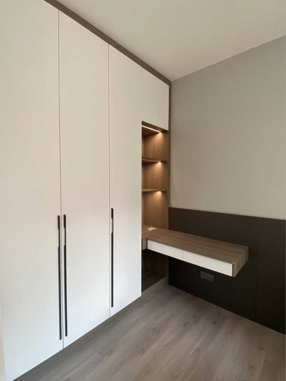 87双饰面门板 基材选用颗粒板或者欧松板,进行三聚氰胺贴面高温