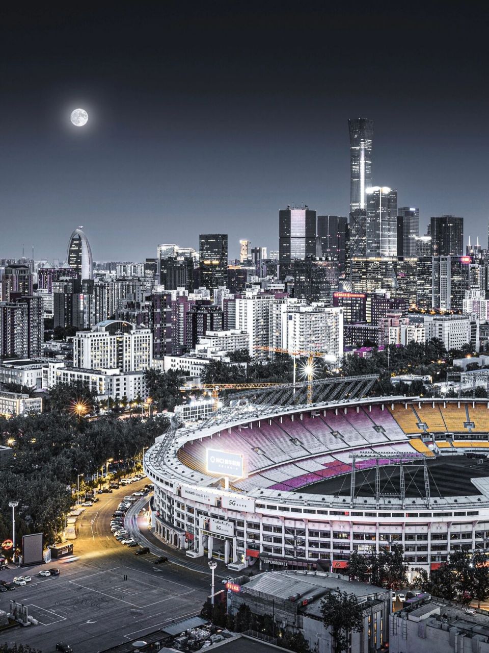 北京工人体育场是新中国成立十周年大庆时北京著名的"十大建筑"之一.