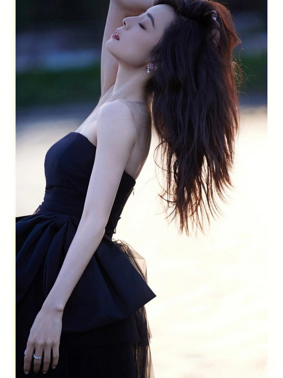 张静初不愧是文艺女神,黑色抹胸礼服优雅浪漫,精致时髦 张静初的气质