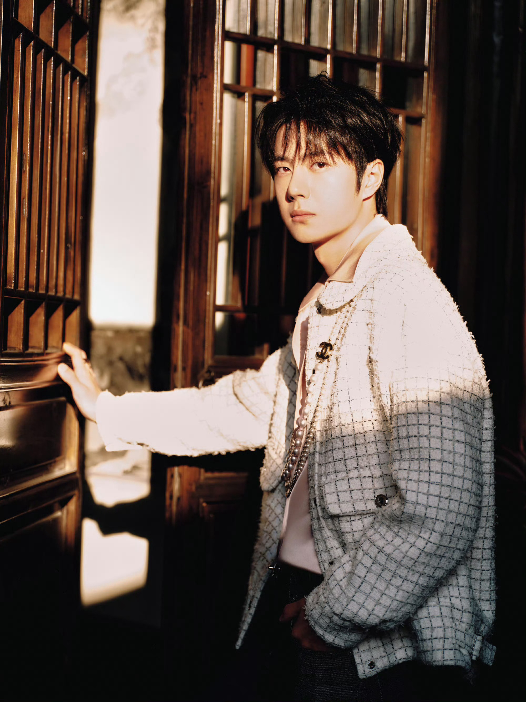 王一博身着香奈儿经典的粗花呢套装,妥妥的贵公子!还叠戴了项链!