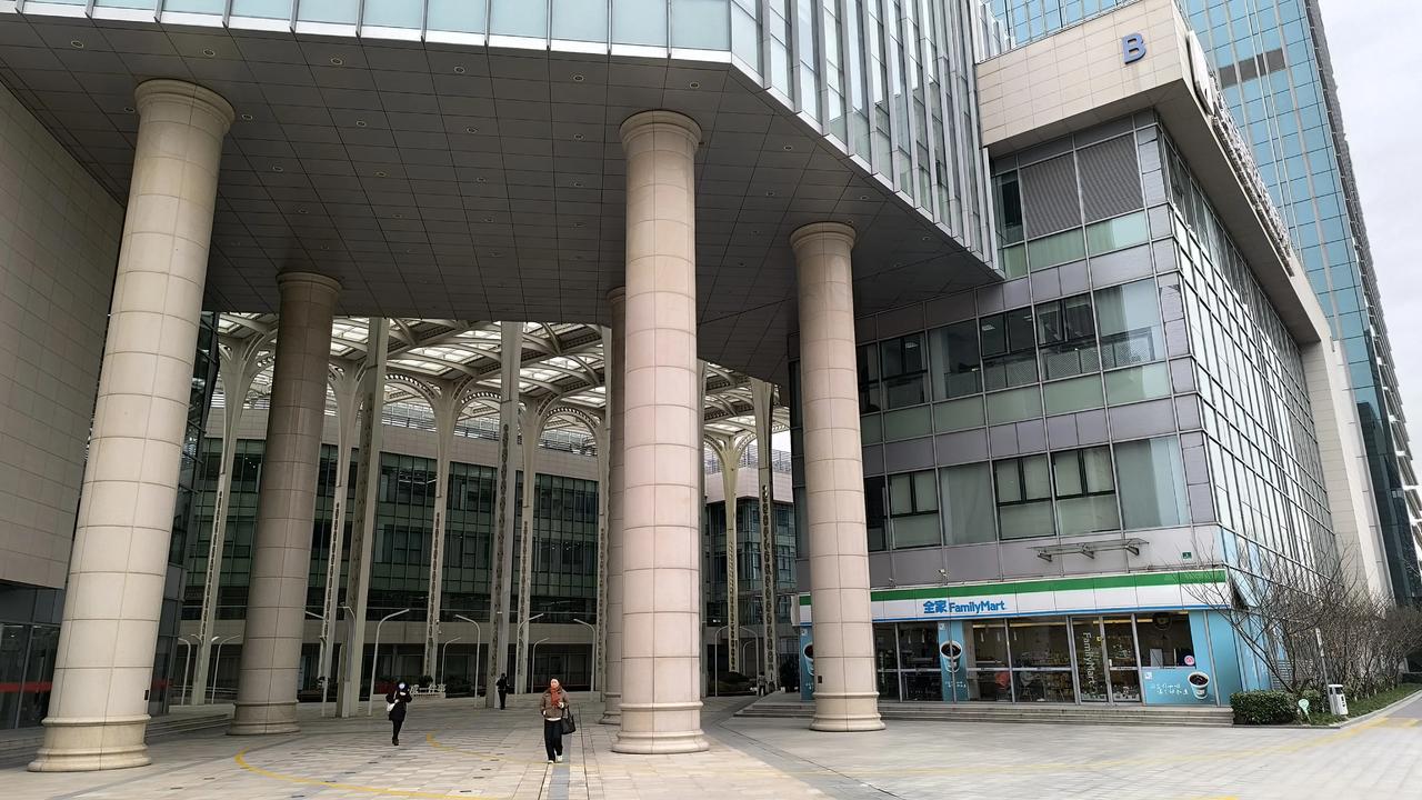 我有个朋友,他有三个本科,通过人才引进的方式落户上海了