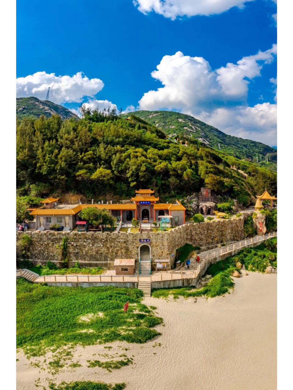 推荐江门的上川岛,上川岛地处广东省台山市西南部,未经过完全开发,人