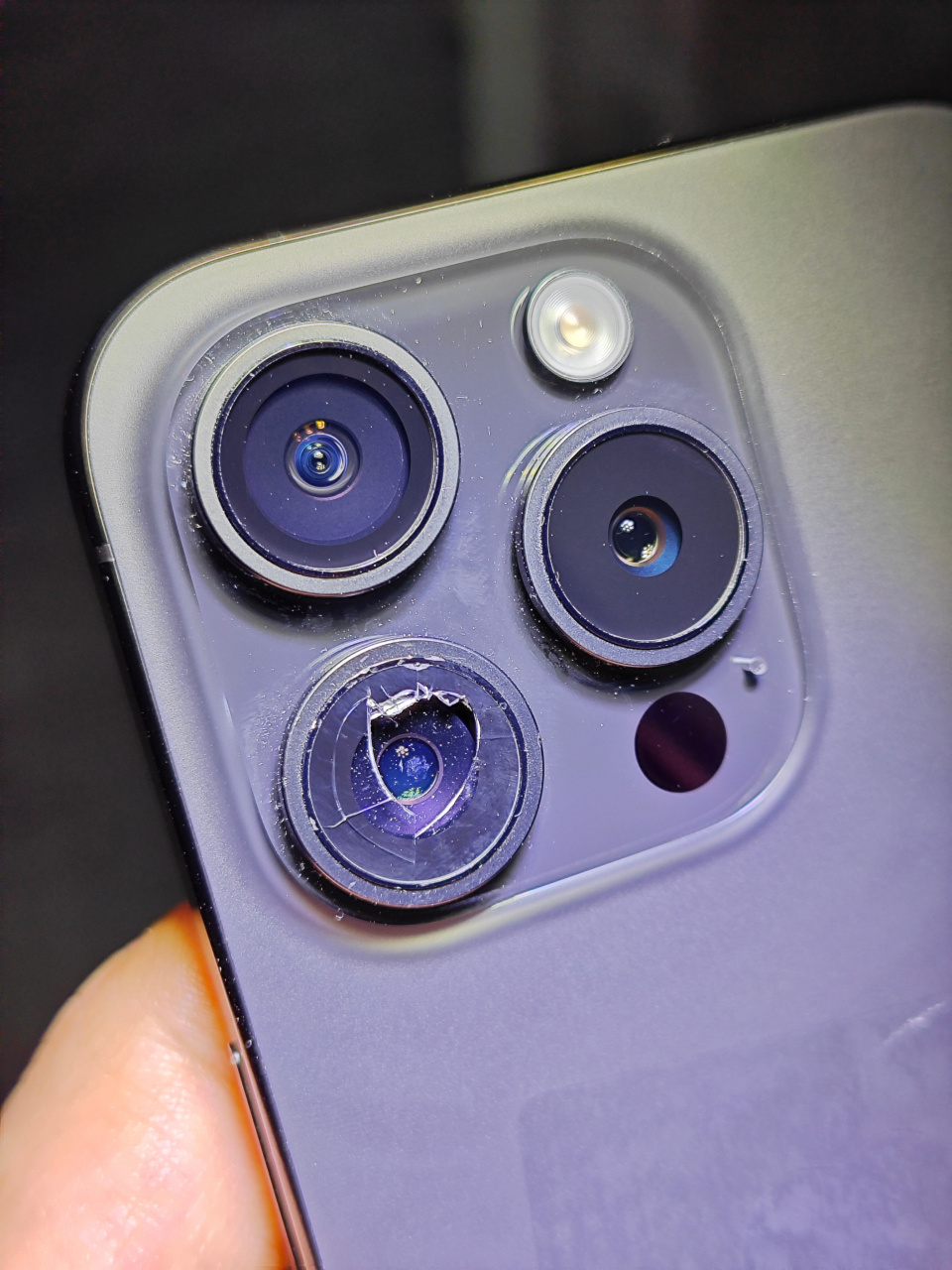 iphone 的后置相机蓝宝石玻璃 赢,抗磨,但不是无敌,会碎